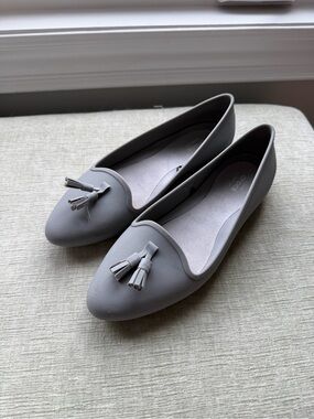 CROCS Women's Eve Light Gray Tassel Pointed-Toe Flats